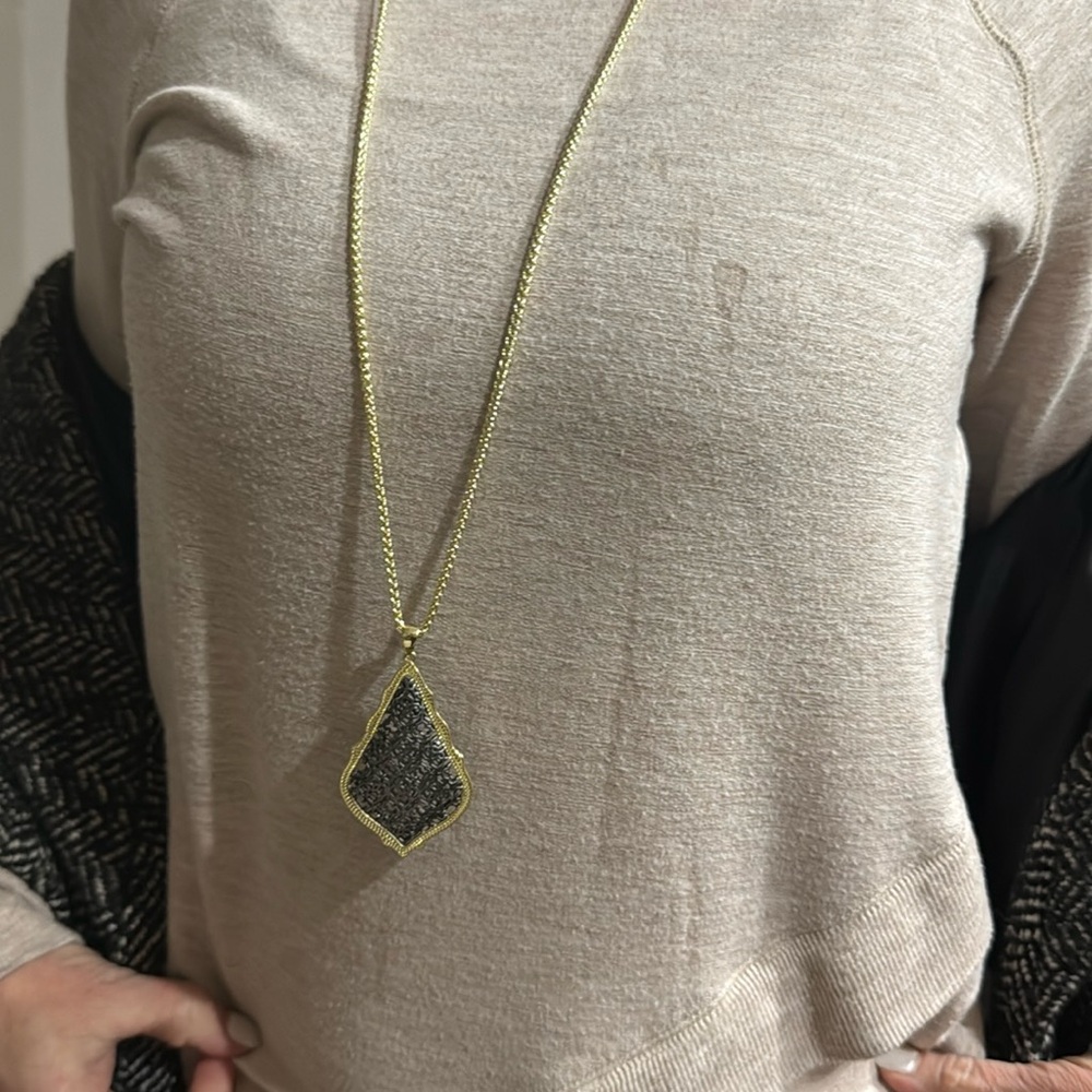 Kendra Scott necklace